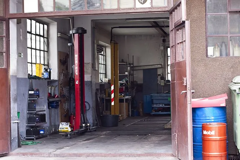 Wnętrze warsztatu Mechanix z czerwonym podnośnikiem
